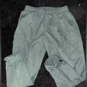 Forest green Nike wind cargo/jogger pant